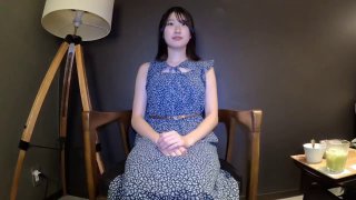 脸蛋清纯骨子很骚的性感美女主播UT宥菈正在直播洗澡时被男友拉到床上各种体位狂操,淫叫：不要,人家好紧啊!